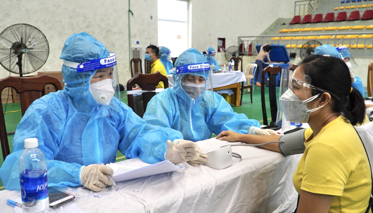 Các đối tượng được khám sàng lọc kỹ trước khi tiêm vắc xin. 