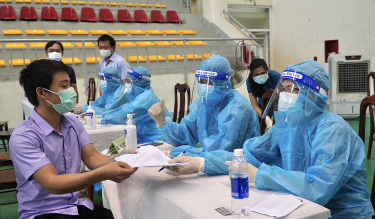 Kiểm tra chặt chẽ các loại phiếu đồng ý tham gia tiêm chủng, phiếu khám sàng lọc trước tiêm chủng và phiếu xác nhận đã tiêm vắc xin phòng Covid-19.