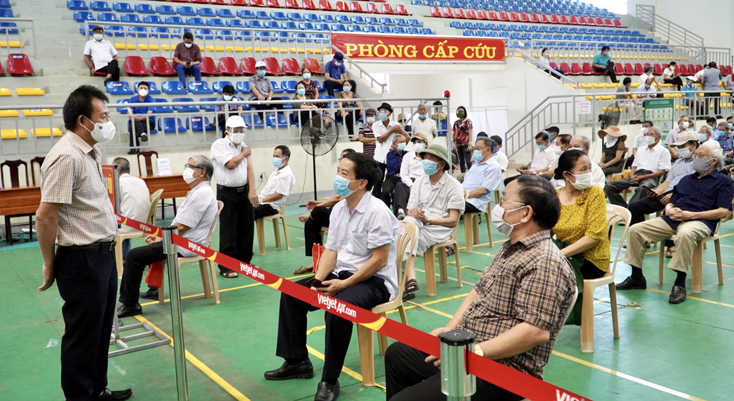 Tăng cường giám sát sau tiêm vắc xin, các đối tượng được theo dõi sức khoẻ tại điểm tiêm tối thiểu 30 phút trước khi ra về.