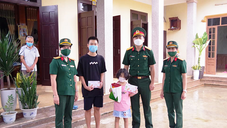 Hội Phụ nữ và Đoàn Thanh niên Bộ CHQS tỉnh tặng quà các cháu nhỏ là con quân nhân đang thực hiện nhiệm vụ tuyến đầu phòng, chống dịch Covid-19.