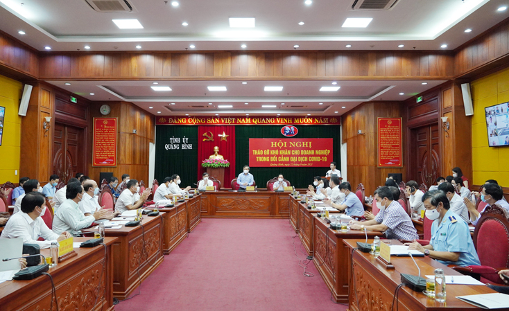 Các đồng chí trong Thường trực Tỉnh ủy chủ trì hội nghị.