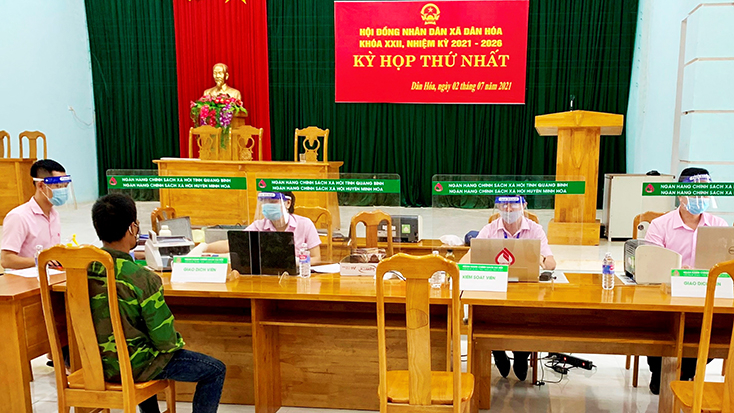 Người dân thực hiện khuyến cáo “5K” tại điểm giao dịch xã Dân Hóa (Minh Hóa).