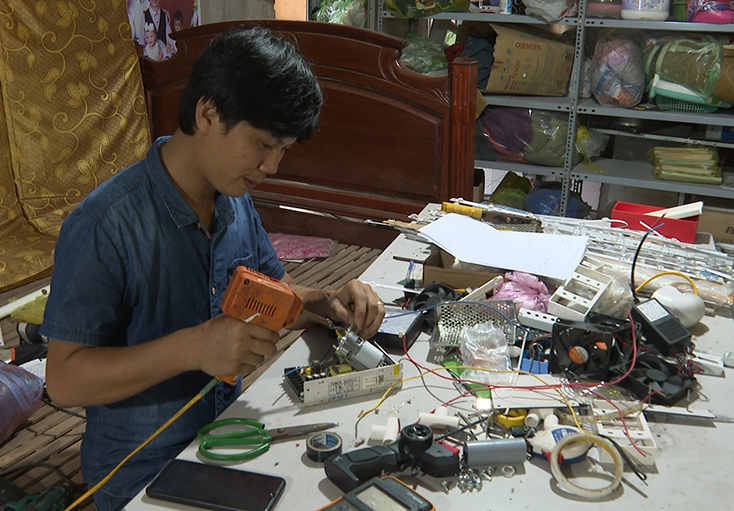 Anh Nguyễn Xuân Hồng chế tạo máy khử khuẩn bằng tia UV.