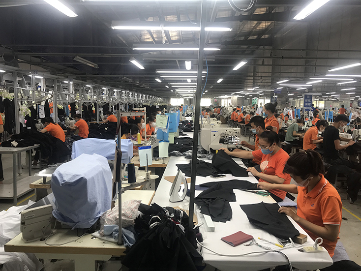 Công nhân Công ty TNHH S&D Quảng Bình duy trì hoạt động trong tình hình dịch bệnh Covid-19. 