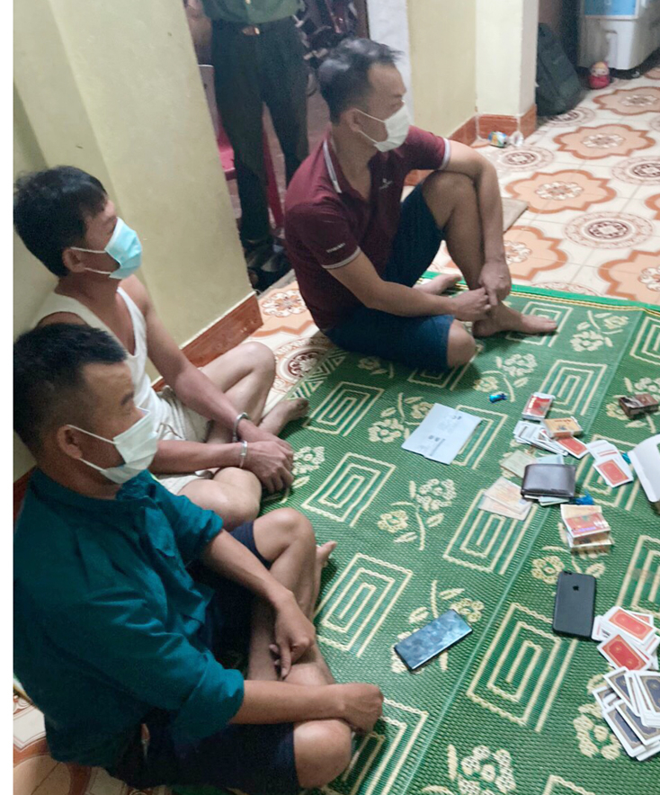 Các đối tượng đánh bạc và tang vật.