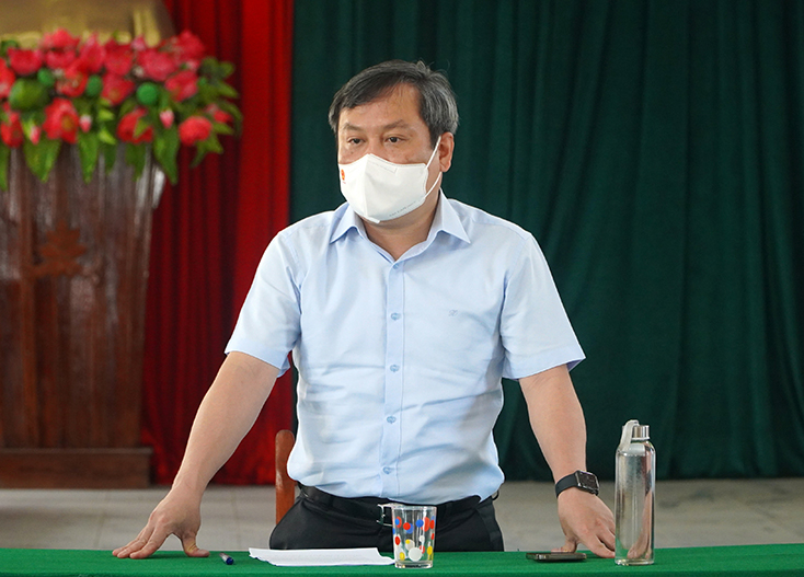 Đồng chí Bí thư Tỉnh ủy phát biểu tại buổi làm với thị xã Ba Đồn và phường Quảng Thọ.
