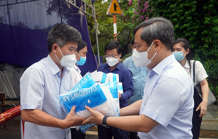 Đồng chí Bí thư Tỉnh ủy và đoàn công tác tặng trang thiết bị y tế cho các tổ kiểm soát dịch Covid-19.