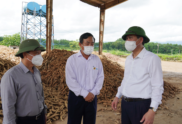 Đồng chí Chủ tịch UBND tỉnh Thần Thắng trao đổi với lãnh đạo Công ty CP Focosev về phương án tổ chức sản xuất trong trạng thái bình thường mới.