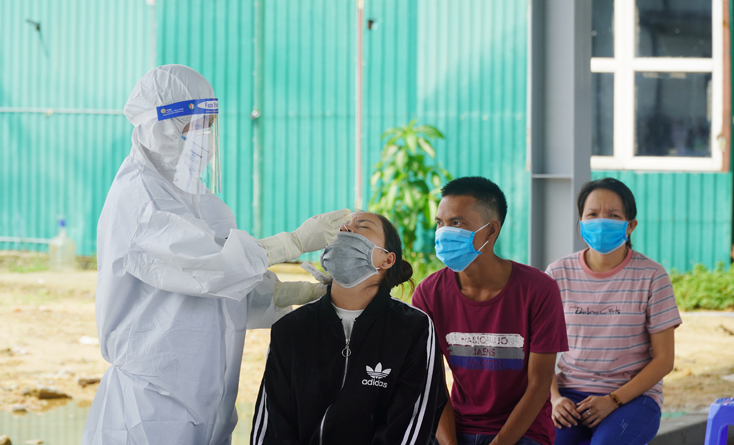 Công nhân XN may Hà Quảng được lấy mẫu xét nghiệm RT-PCR để khôi phục sản xuất trong trạng thái “bình thường mới”. 