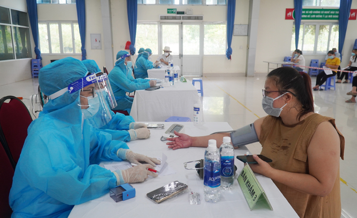Chị Đinh Thị Hồng Thắm, cán bộ văn phòng XN may Hà Quảng: Mong muốn tất cả công nhân lao động được tiêm vắc xin để trở lại làm việc bình thường.   