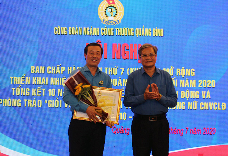 Ngày 2-7-2020, đại diện lãnh đạo LĐLĐ tỉnh tặng bằng khen cho ông Cao Ngọc Anh vì đã có thành tích xuất sắc trong hoạt động công đoàn.