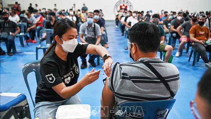 Nhân viên y tế tiêm vaccine ngừa COVID-19 cho người dân tại Manila, Philippines. Ảnh: AFP/TTXVN