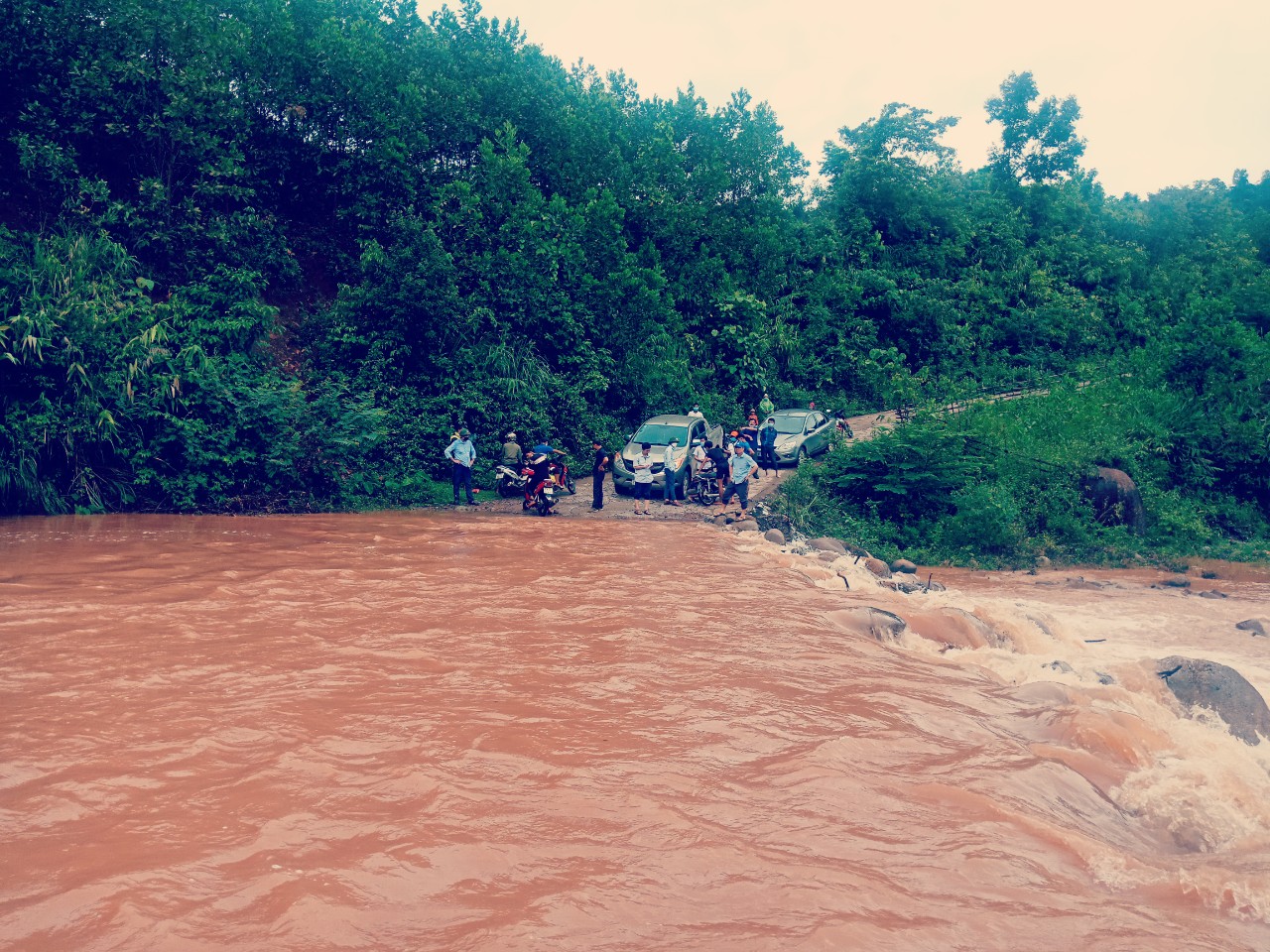 Ngầm Cu Pi ngập sâu, chia cắt các bản 6 bản vùng trong xã Trọng Hóa.