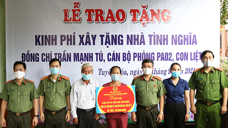 Đồng chí Giám đốc Công an tỉnh trao 100 triệu đồng cho gia đình đồng chí Trần Mạnh Tú.
