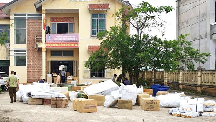 Hàng hoá được bốc dở xuống từ xe container.