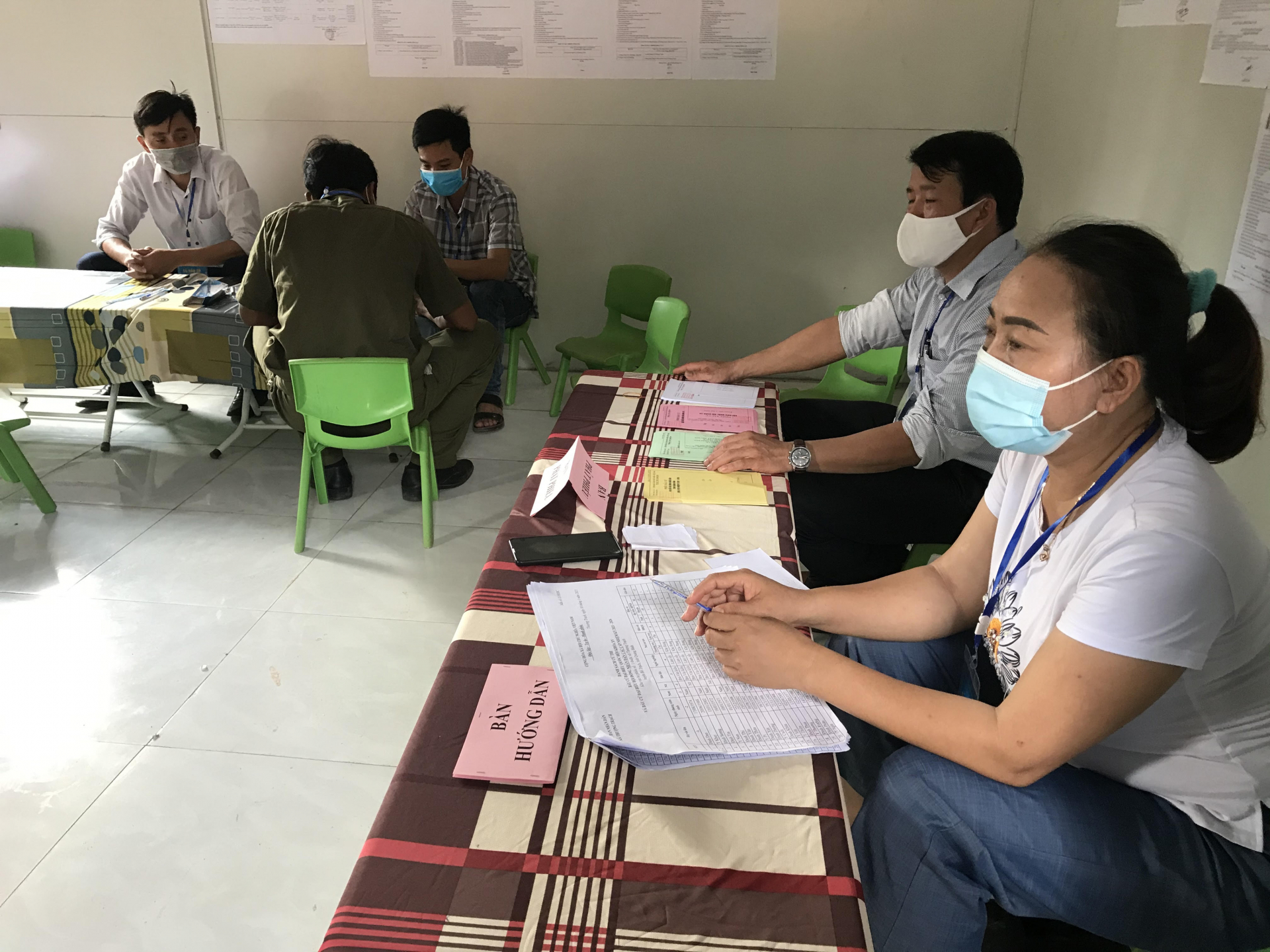 Cán bộ, công chức xã miền núi biên giới Thượng Trạch (huyện Bố Trạch) luôn năng động, nhiệt tình, thực hiện tốt mọi nhiệm vụ chính trị được giao. 