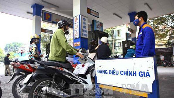 Xăng, dầu tăng giá từ chiều 25-9. Ảnh: TTXVN.