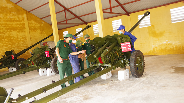 Kiểm tra công tác bảo quản, bão dưỡng vũ khí trang bị.