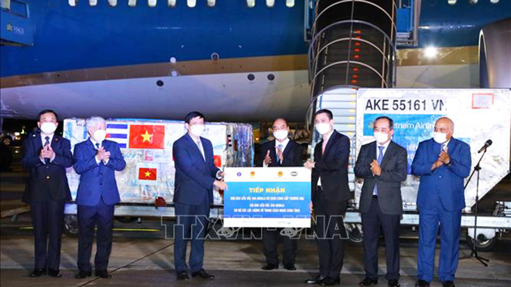 Chủ tịch nước Nguyễn Xuân Phúc chứng kiến lễ tiếp nhận tượng trưng 1,05 triệu liều vaccine Abdala của Cuba. Ảnh: Nguyễn Điệp/TTXVN