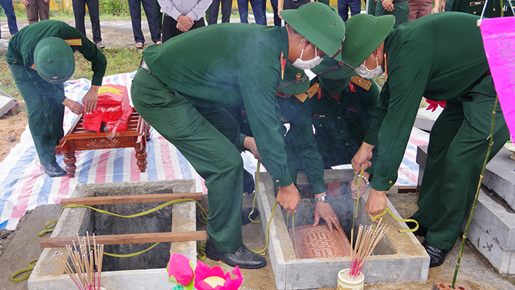 An táng hài cốt các liệt sỹ.