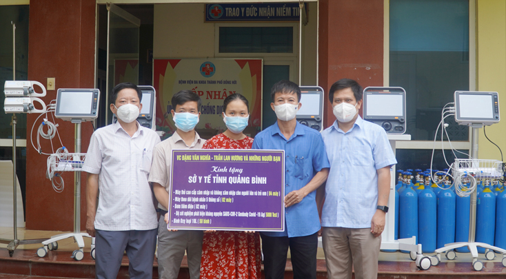Vợ chồng anh Đặng Văn Nghĩa và chị Trần Lan Hương trao tặng thiết bị y tế cho Bệnh viện đa khoa TP. Đồng Hới.