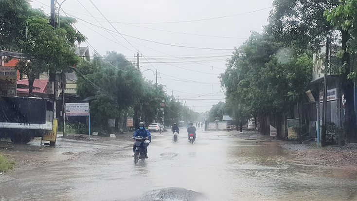 Việc thi công với tiến độ “rùa bò” trên tuyến đường Lý Thái Tổ đã ảnh hưởng đến việc đi lại của người dân, gây mất an toàn giao thông.