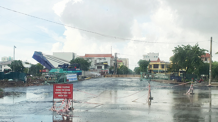 Việc thi công với tiến độ “rùa bò” trên tuyến đường Lý Thái Tổ đã ảnh hưởng đến việc đi lại của người dân, gây mất an toàn giao thông.