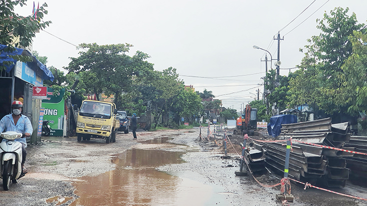 Việc thi công dang dở kéo dài đã dẫn đến ngập úng nước, ảnh hưởng đến việc đi lại của người dân và gây mất an toàn giao thông.