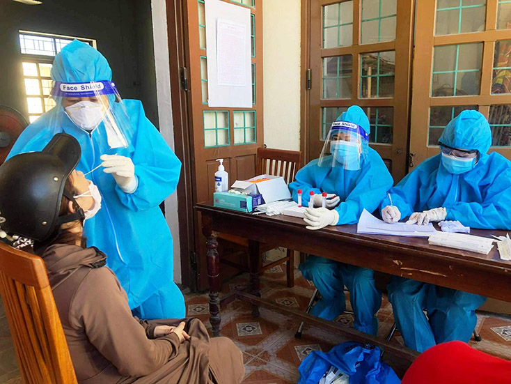 Công tác truy vết, lấy mẫu rất cần sự đồng tình ủng hộ của người dân