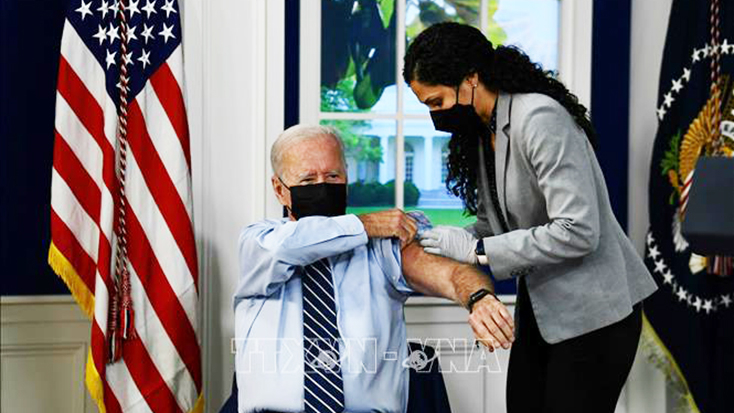 Tổng thống Mỹ Joe Biden tiêm mũi vaccine ngừa COVID-19 tăng cường, tại Nhà Trắng, Washington DC., ngày 27-9-2021. Ảnh: AFP/TTXVN