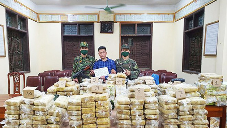 Đối tượng Tráng Xuân Năng cùng tang vật 227,5 kg do lực lượng chức năng bắt giữ ngày 3-4-2021.
