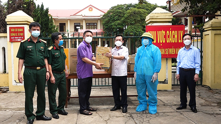 Đại diện lãnh đạo TX. Ba Đồn tiếp nhận những suất cơm nghĩa tình của linh mục Nguyễn Ái và bà con giáo xứ Đan Sa.