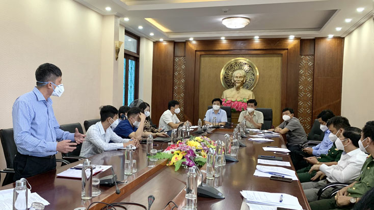 Đại diện lãnh đạo CDC Quảng Bình trao đổi về công tác xét nghiệm, sớm bóc tách F0 cắt đứt chuỗi lây nhiễm.