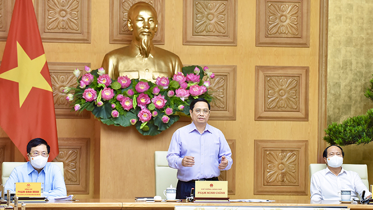 Thủ tướng yêu cầu, đầu tư công phải dẫn dắt và kích hoạt đầu tư của mọi thành phần kinh tế, huy động mọi nguồn lực trong xã hội cho đầu tư phát triển. - Ảnh: VGP/Nhật Bắc
