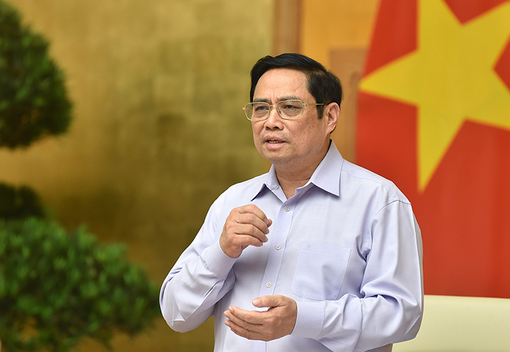 Thủ tướng biểu dương các bộ, cơ quan, địa phương  có tỉ lệ giải ngân đạt hơn 60%; đồng thời phê bình nghiêm khắc các bộ, cơ quan, địa phương có tỉ lệ giải ngân dưới 40%. Ảnh: VGP/Nhật Bắc