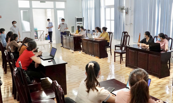 CDC Quảng Bình hướng dẫn, hỗ trợ tổ nhập liệu của Trung tâm Y tế TX. Ba Đồn. 