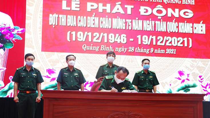 Đại diện các phòng, Văn phòng và đơn vị thuộc Bộ Chỉ huy BĐBP tỉnh ký kết giao ước thi đua.