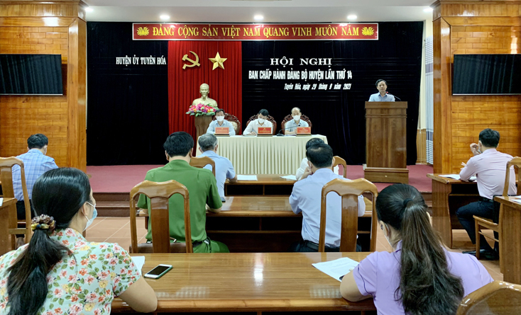  Các đại biểu thảo luận tại hội nghị.