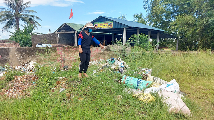 Dọc một số tuyến kênh mương, người dân vứt rác bừa bãi.