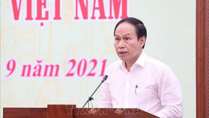 Phó Chủ tịch, Tổng Thư ký Ủy ban Trung ương MTTQ Việt Nam Lê Tiến Châu báo cáo công tác phối hợp giữa hai đơn vị. Ảnh: Dương Giang/TTXVN
