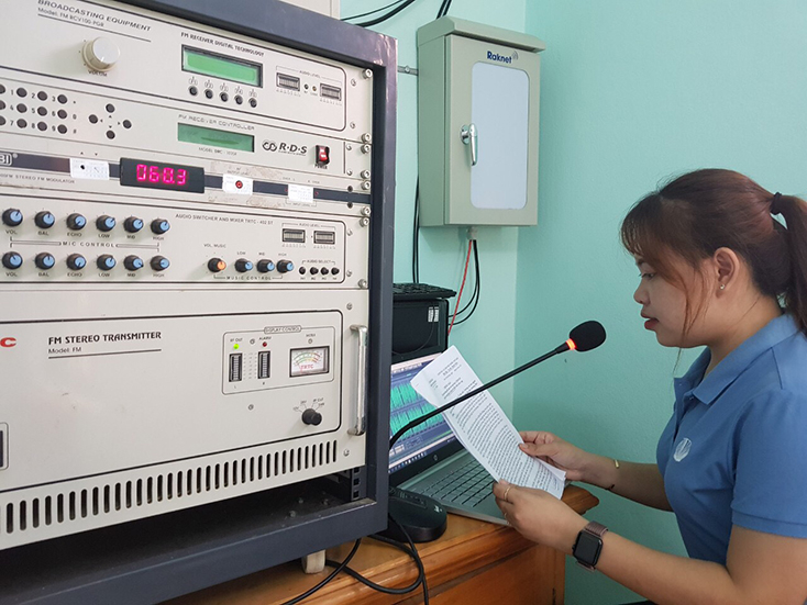 Phát thanh viên phường Đức Ninh Đông (TP. Đồng Hới) trực 24/24 giờ trong những ngày thực hiện Chỉ thị số 16 của Chính phủ để kịp thời cập nhật tình hình, thông tin đến người dân.
