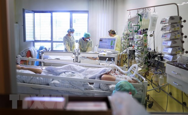 Nhân viên y tế chăm sóc bệnh nhân COVID-19 tại bệnh viện ở Magdeburg, miền đông nước Đức, ngày 28-4-2021. (Ảnh: AFP/TTXVN)