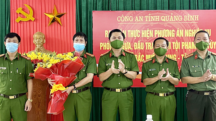 Lãnh đạo Công an tỉnh thưởng nóng các đơn vị.