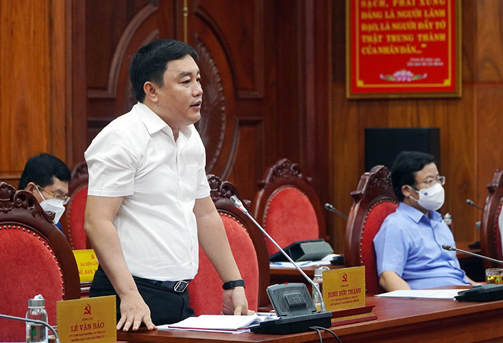 Đồng chí Đinh Hữu Thành, Ủy viên Ban Thường vụ Tỉnh ủy, Chủ nhiệm Ủy ban Kiểm tra Tỉnh ủy thảo luận tại buổi làm việc.
