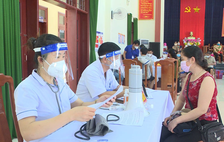BCĐ yêu cầu cán bộ tiêm chủng chú trọng khám sàng lọc trước tiêm chủng.