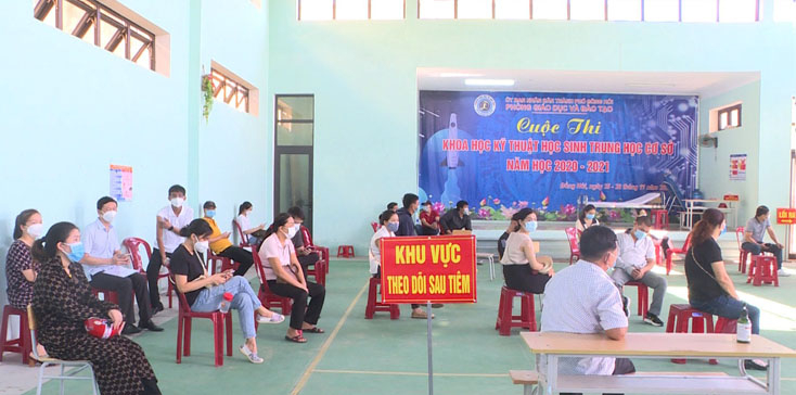 Các đối tượng được theo dõi sức khỏe 30 phút sau tiêm vắc xin.