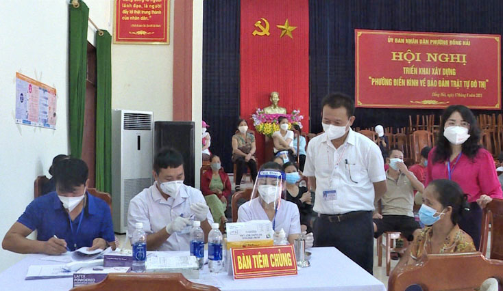 Đoàn công tác giám sát tiêm vắc xin phòng Covid-19.