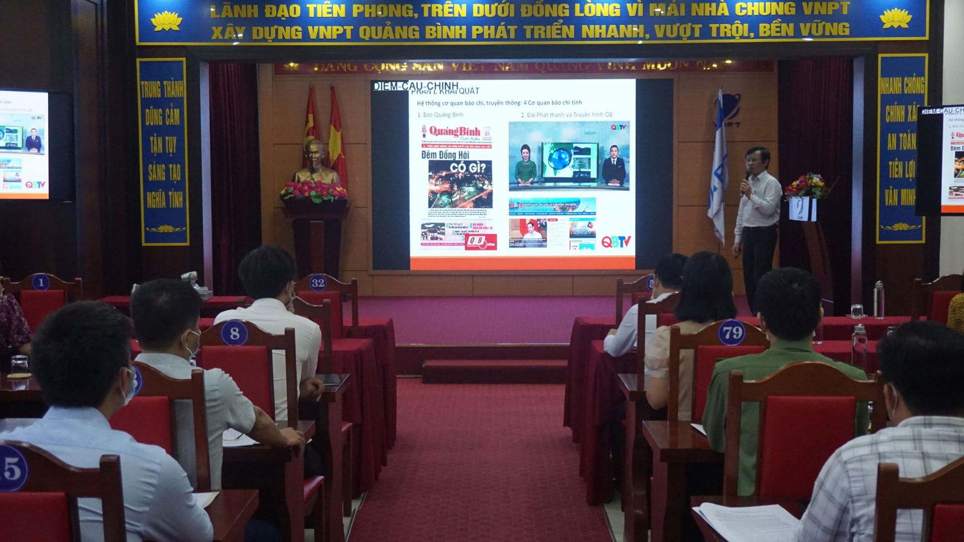 Các đại biểu tham gia tập huấn tại điểm cầu chính ở TP.Đồng Hới.