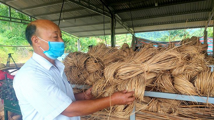 Ông Lê Viết Sơn, Giám đốc HTX Mây tre đan Vân Sơn và sản phẩm mây sợi tinh chế.