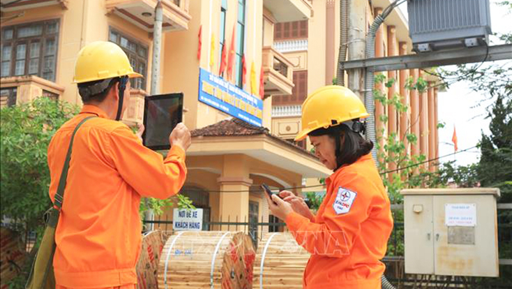 Nhân viên Công ty Điện lực Quảng Trị (Tổng Công ty Điện lực miền Trung) thu thập, cập nhật dữ liệu thông tin khách hàng dùng điện trên địa bàn thành phố Đông Hà. Ảnh minh họa: Ngọc Hà/TTXVN